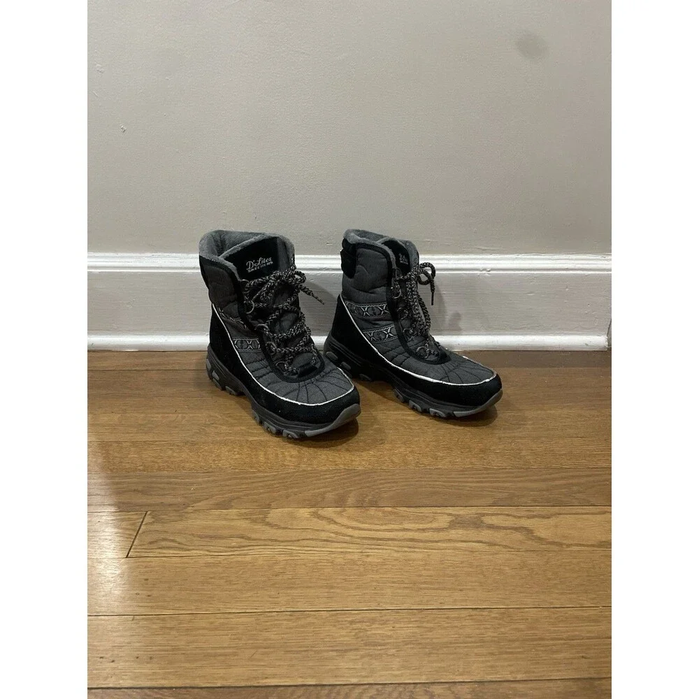 Skechers D’Lites Sz 8.5 EUR 38.5 Black Quilted Textile Lace Up Winter Boots